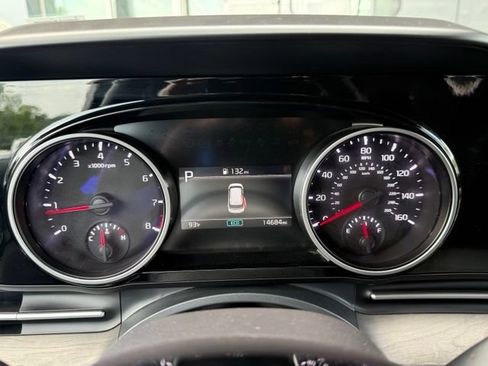 Used 2024 Kia Carnival EX FWD image 35