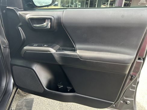 Used 2022 Toyota Tacoma TRD Off-Road image 19