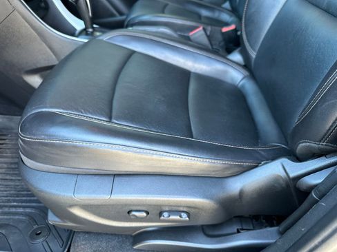 Used 2021 Chevrolet Trax LT w/ Premium Seat Package AWD/4WD image 17