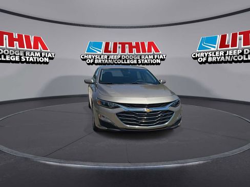 Used 2025 Chevrolet Malibu LT FWD image 3