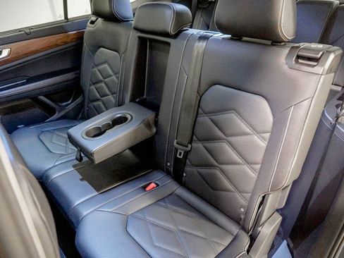 Used 2025 Volkswagen Atlas SE AWD/4WD image 35