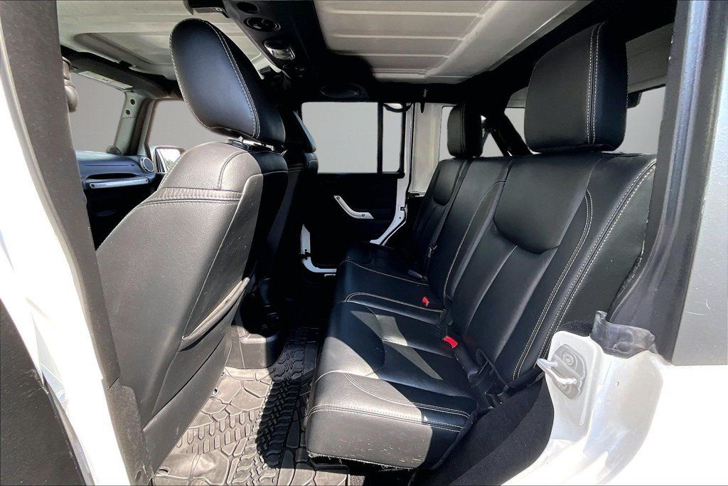 Used 2014 Jeep Wrangler Unlimited Sahara w/ Connectivity Group AWD/4WD image 21