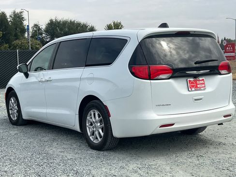 Used 2022 Chrysler Voyager LX FWD image 6