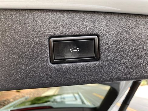 Used 2018 Volkswagen Tiguan SEL w/ R-Line Package image 14