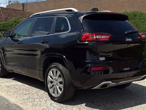 Used 2017 Jeep Cherokee Overland w/ Technology Group FWD image 3
