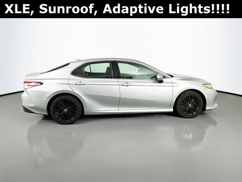 Used 2018 Toyota Camry XLE image 9
