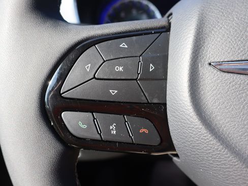 Used 2025 Chrysler Pacifica Limited FWD image 17