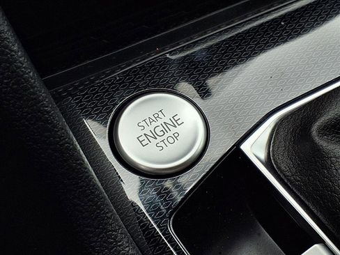 New 2026 Volkswagen Taos SE image 20