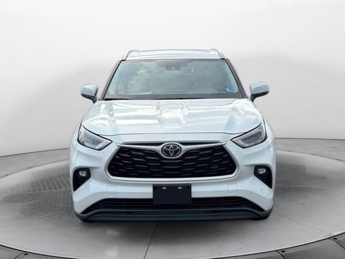 Used 2023 Toyota Highlander XLE FWD image 2