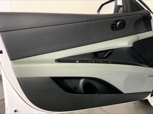 Used 2025 Hyundai Elantra Limited image 24