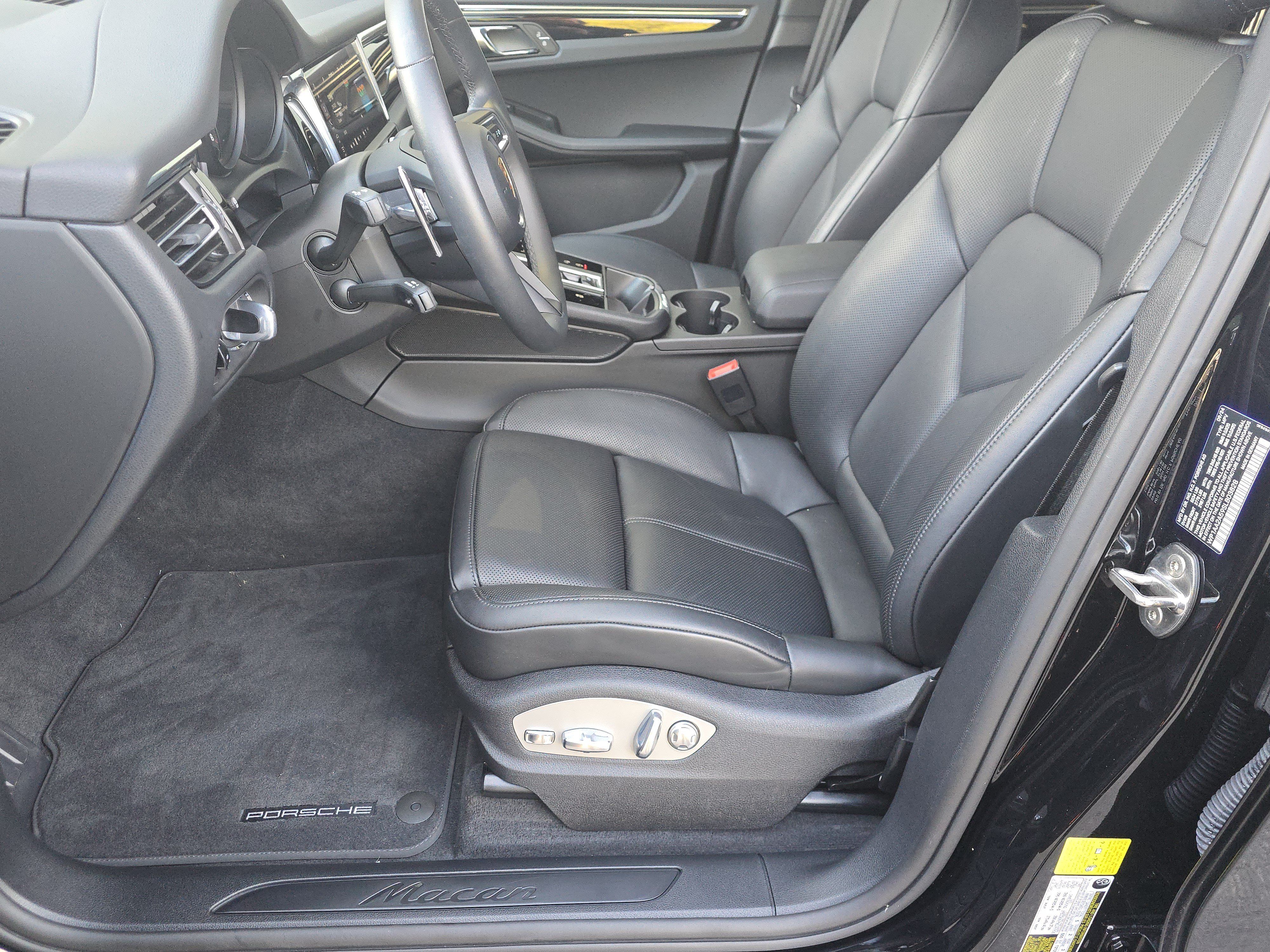 Certified 2025 Porsche Macan AWD/4WD image 5