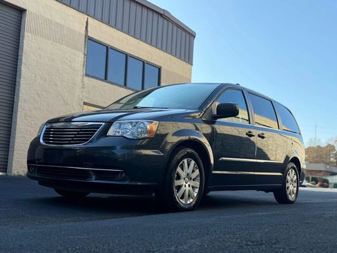 Used 2014 Chrysler Town & Country Touring FWD image 41