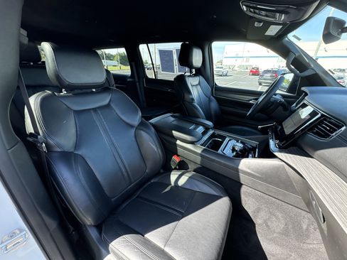 Used 2024 Jeep Wagoneer Series III w/ Flexible Seating Group image 27