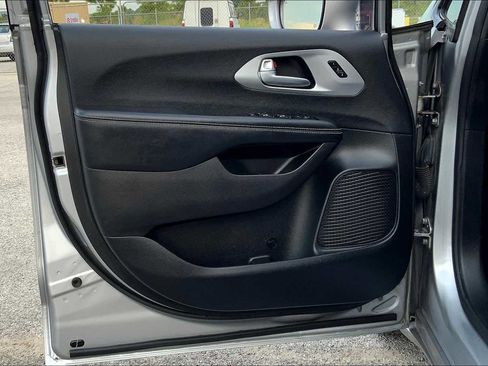 Used 2019 Chrysler Pacifica Limited w/ Advanced Safetytec Group FWD image 21
