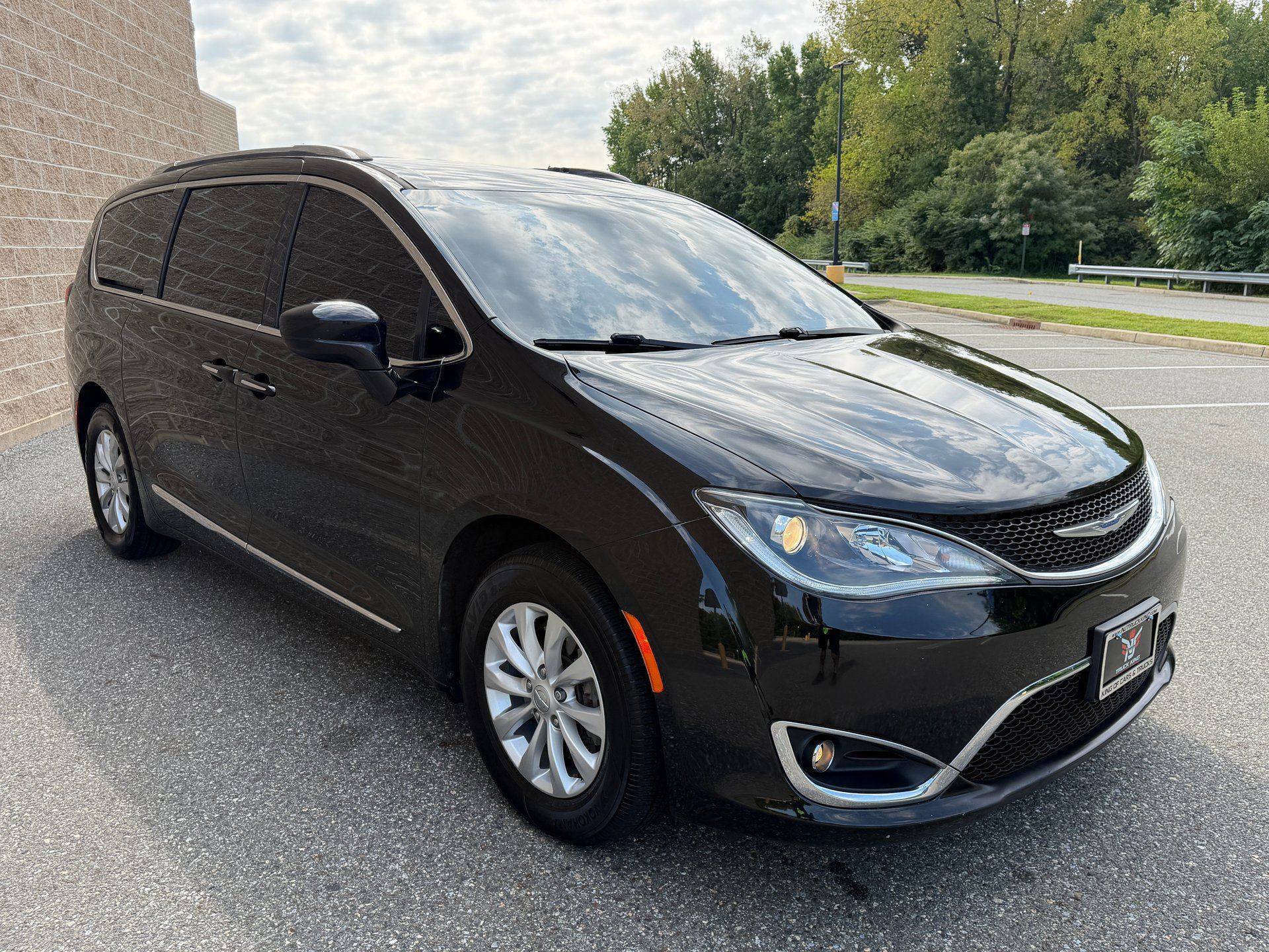 Used 2018 Chrysler Pacifica Touring-L FWD image 3