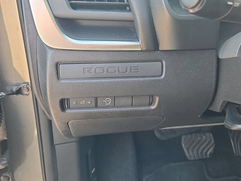 Used 2024 Nissan Rogue S FWD image 15