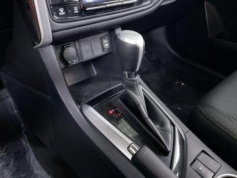 Used 2018 Toyota Corolla LE FWD image 17