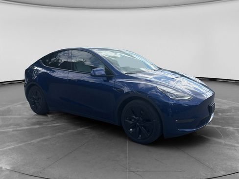 Used 2022 Tesla Model Y Long Range AWD/4WD image 3
