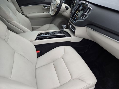 Used 2020 Volvo XC90 T6 Momentum image 15