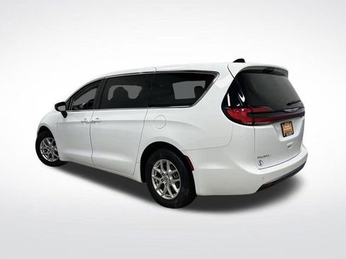 Certified 2024 Chrysler Pacifica Touring-L image 3