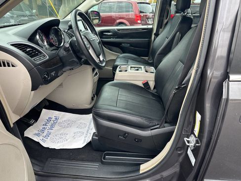 Used 2016 Chrysler Town & Country Touring w/ Driver Convenience Group image 18