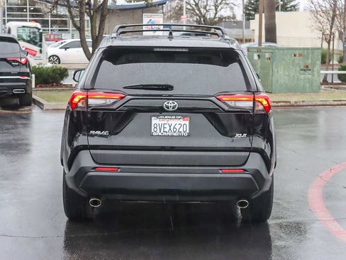 Used 2021 Toyota RAV4 XLE Premium image 3