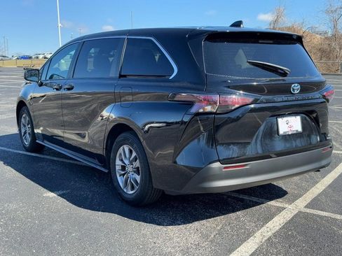 Certified 2024 Toyota Sienna LE image 9