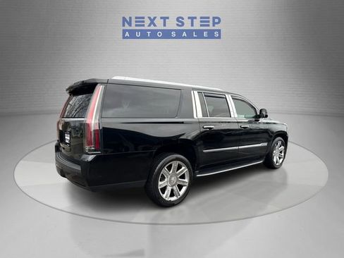 Used 2018 Cadillac Escalade ESV Luxury image 8