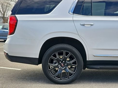 Used 2023 GMC Yukon SLT w/ SLT Luxury Package image 11