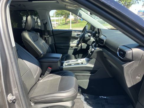 Used 2023 Ford Explorer Limited w/ Limited Technology Package RWD image 34