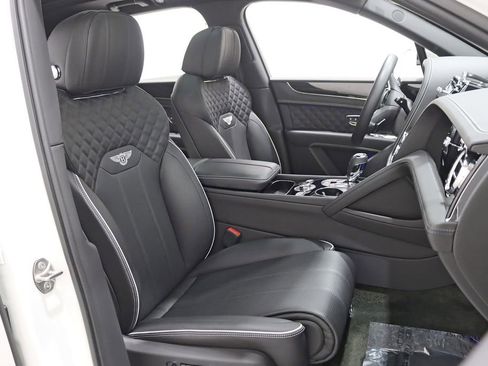 Used 2021 Bentley Bentayga AWD/4WD image 38