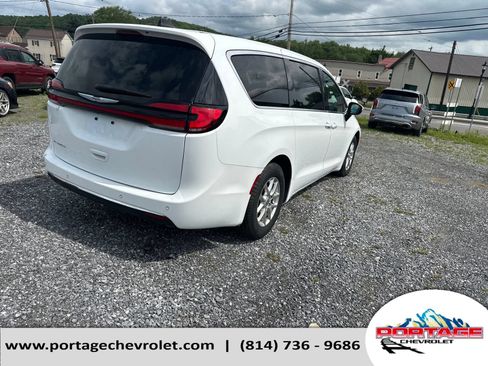 Used 2023 Chrysler Pacifica Touring-L FWD image 5