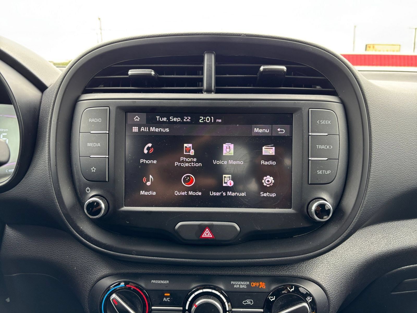Used 2025 Kia Soul LX w/ LX Technology Package FWD image 19