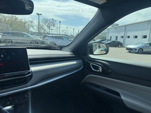 Used 2025 Jeep Compass Limited image 36