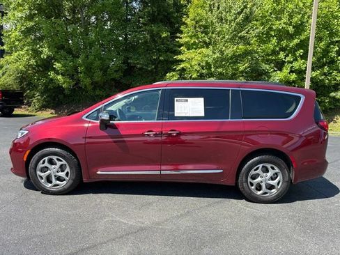 Used 2023 Chrysler Pacifica Limited AWD/4WD image 12
