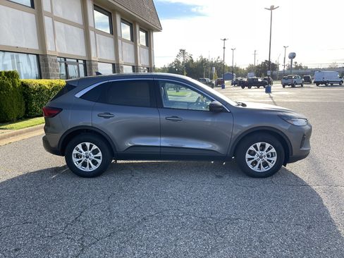 Used 2023 Ford Escape Active w/ Tech Pack #1 AWD/4WD image 3