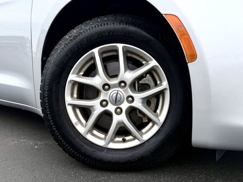 Used 2022 Chrysler Voyager LX FWD image 8