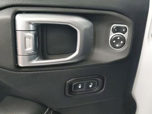 Used 2018 Jeep Wrangler Unlimited Sahara image 21