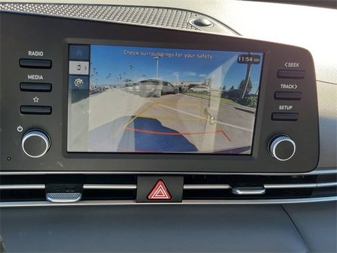 Used 2025 Hyundai Elantra SE image 9