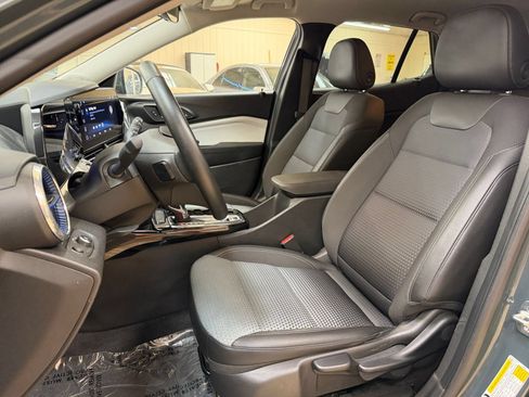 Used 2025 Chevrolet Trax LT w/ LT Convenience Package FWD image 35