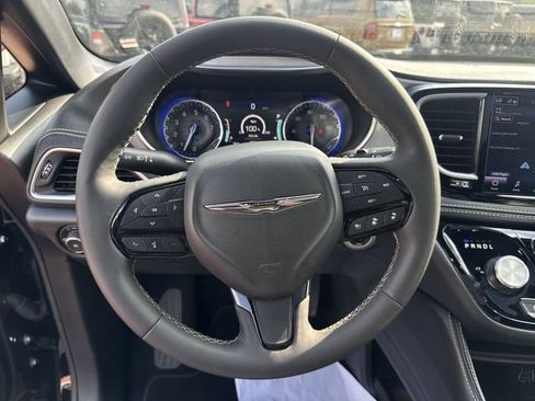 Used 2025 Chrysler Pacifica Limited FWD image 15