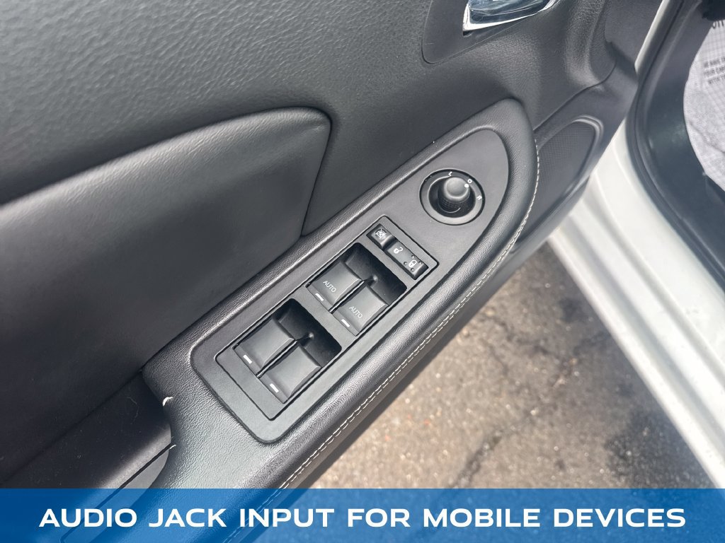 Used 2011 Chrysler 200 Limited FWD image 12