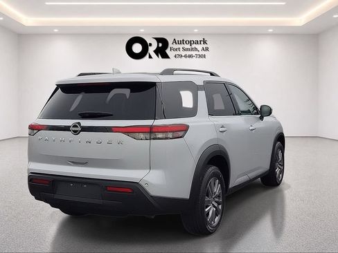 Used 2025 Nissan Pathfinder SV FWD image 5