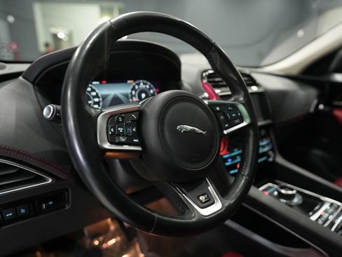 Used 2020 Jaguar F-PACE R-Sport image 25