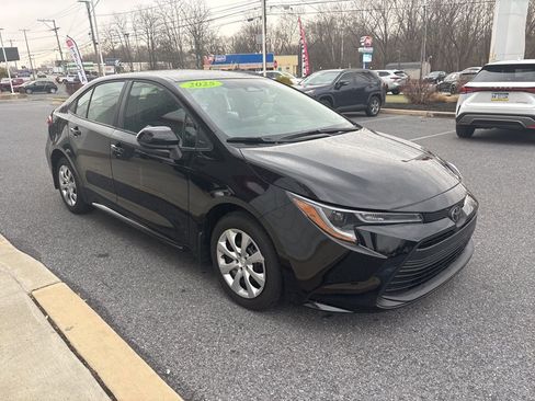 Used 2025 Toyota Corolla LE image 3