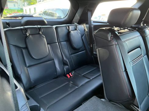 Used 2025 Ford Explorer ST-Line w/ ST-Line Street Pack AWD/4WD image 10