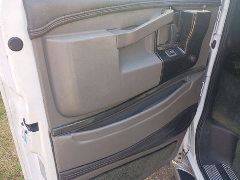 Used 2017 Chevrolet Express 2500 RWD image 10