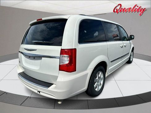 Used 2012 Chrysler Town & Country Touring w/ Entertainment Group #1 FWD image 3