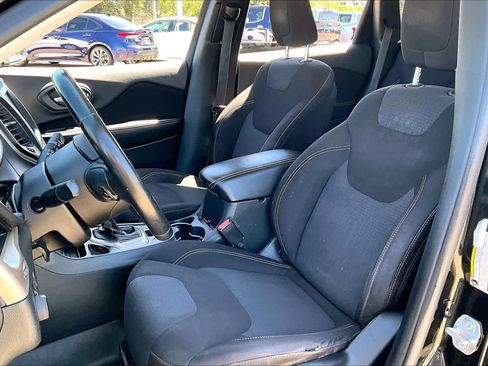 Used 2016 Jeep Cherokee Latitude FWD image 7