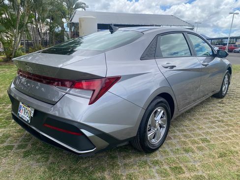 Used 2025 Hyundai Elantra SE FWD image 7